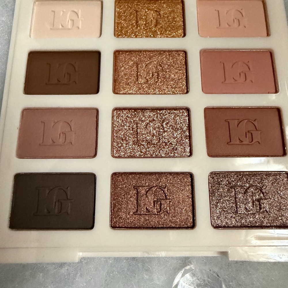 Laura Geller NUDE ATTITUDE palette 12 Multi-Finish Eye Shadows - New In Box! - Picture 2 of 3
